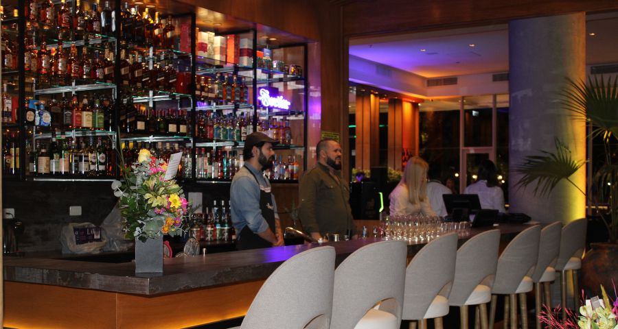 836 restó: Una Noche Inolvidable de Sabor, Arte y Música