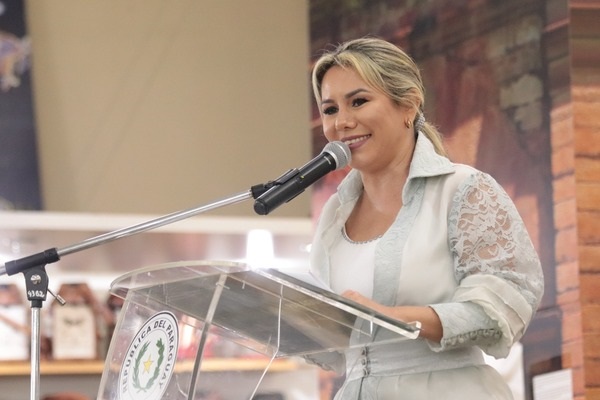 Angie Duarte de Melillo nombrada como nueva titular de la Senatur